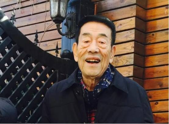 杨少华共育有四个儿子,他们分别是杨威,杨健,杨伦和杨议,这些儿子也都