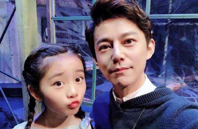 孙莉又大方晒多多近照,心灵手巧笑容甜美,戴眼镜的样子更漂亮_黄磊