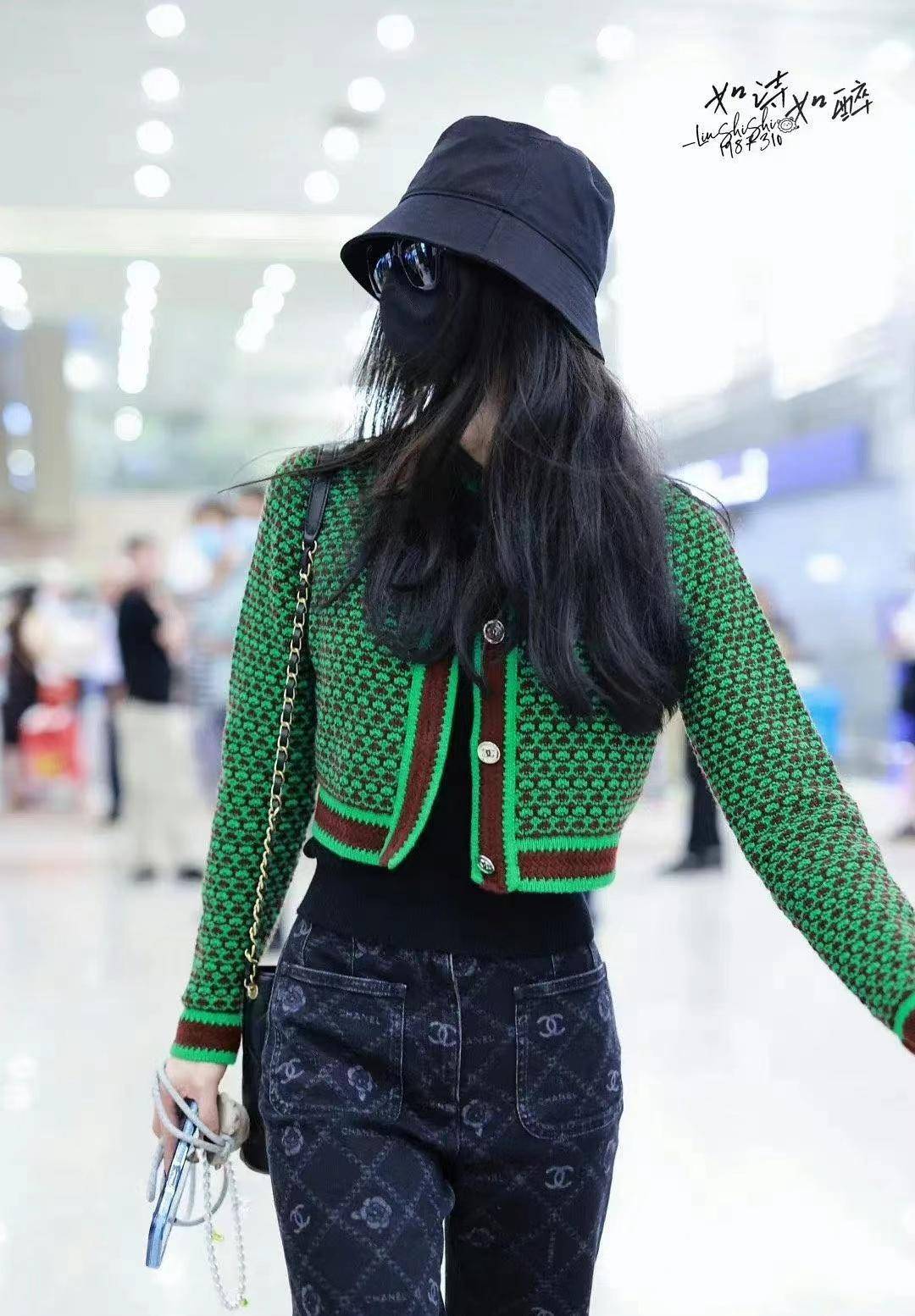 紧紧裹着香奈儿秋装,走向机场,为带货_黑色_时装秀_造型