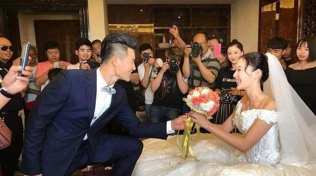 四世同堂,"丑娘"张少华送重孙见面礼,嘎子哥说漏嘴泄小秘密_谢孟伟