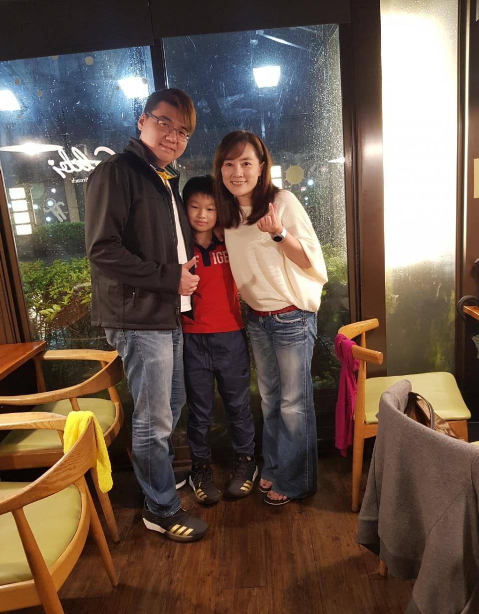 长得漂亮,老公不帅却宠了她18年,现51岁优雅老去,儿子帅气_徐慧宣_白