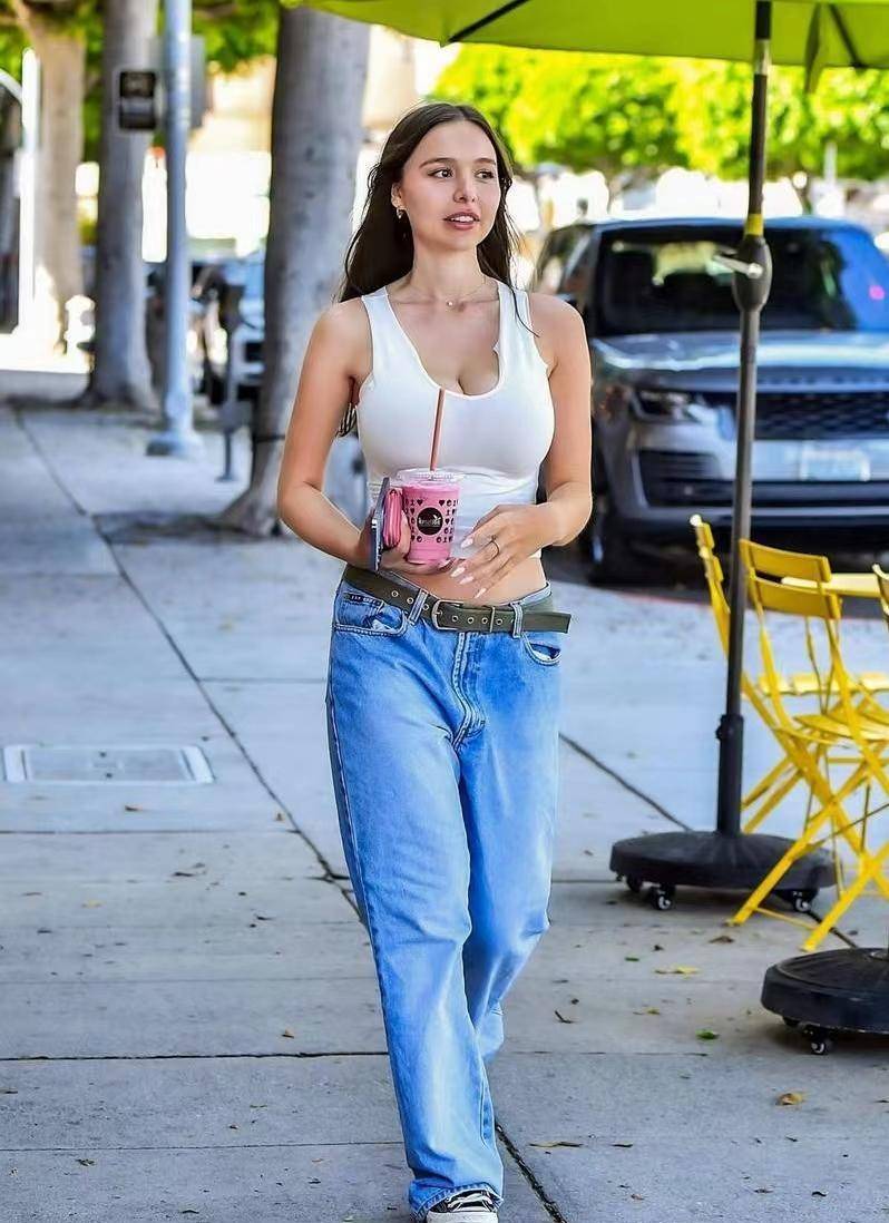 165女模苏菲·穆德晒街拍照有一张童颜,也有一张恶魔般的面孔-洞见