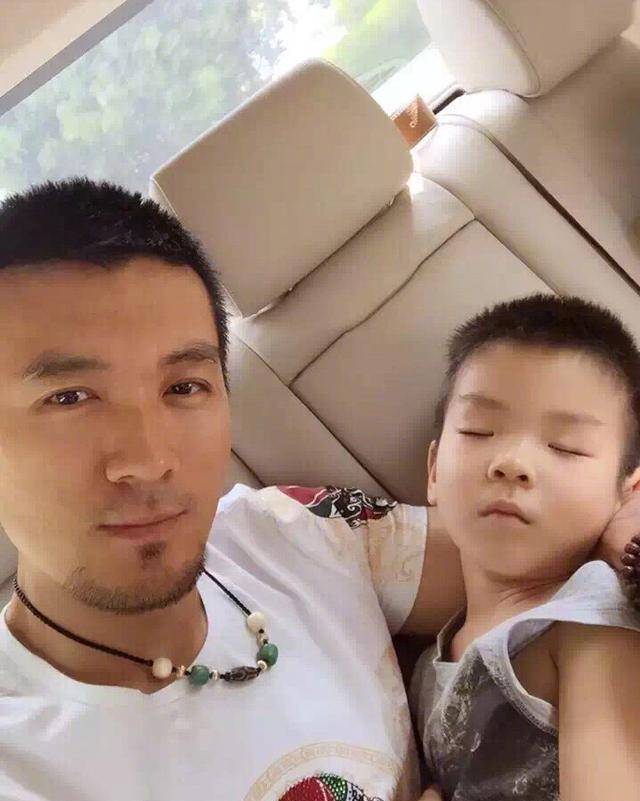 杨子带小儿子回家,黄圣依兴奋的去抱,而儿子的反应却让她很失落_安迪