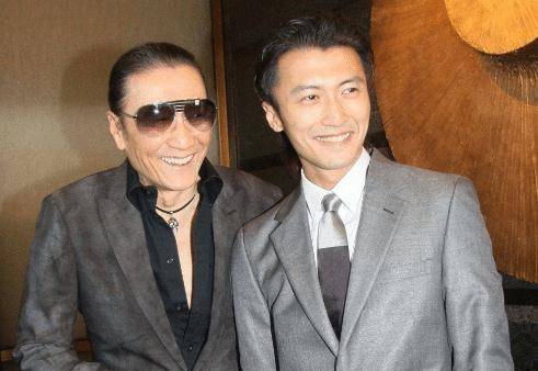 85岁谢贤近照曝光,头发乌黑精神好,与佘诗曼搭肩姿势亲密_关系_明星_