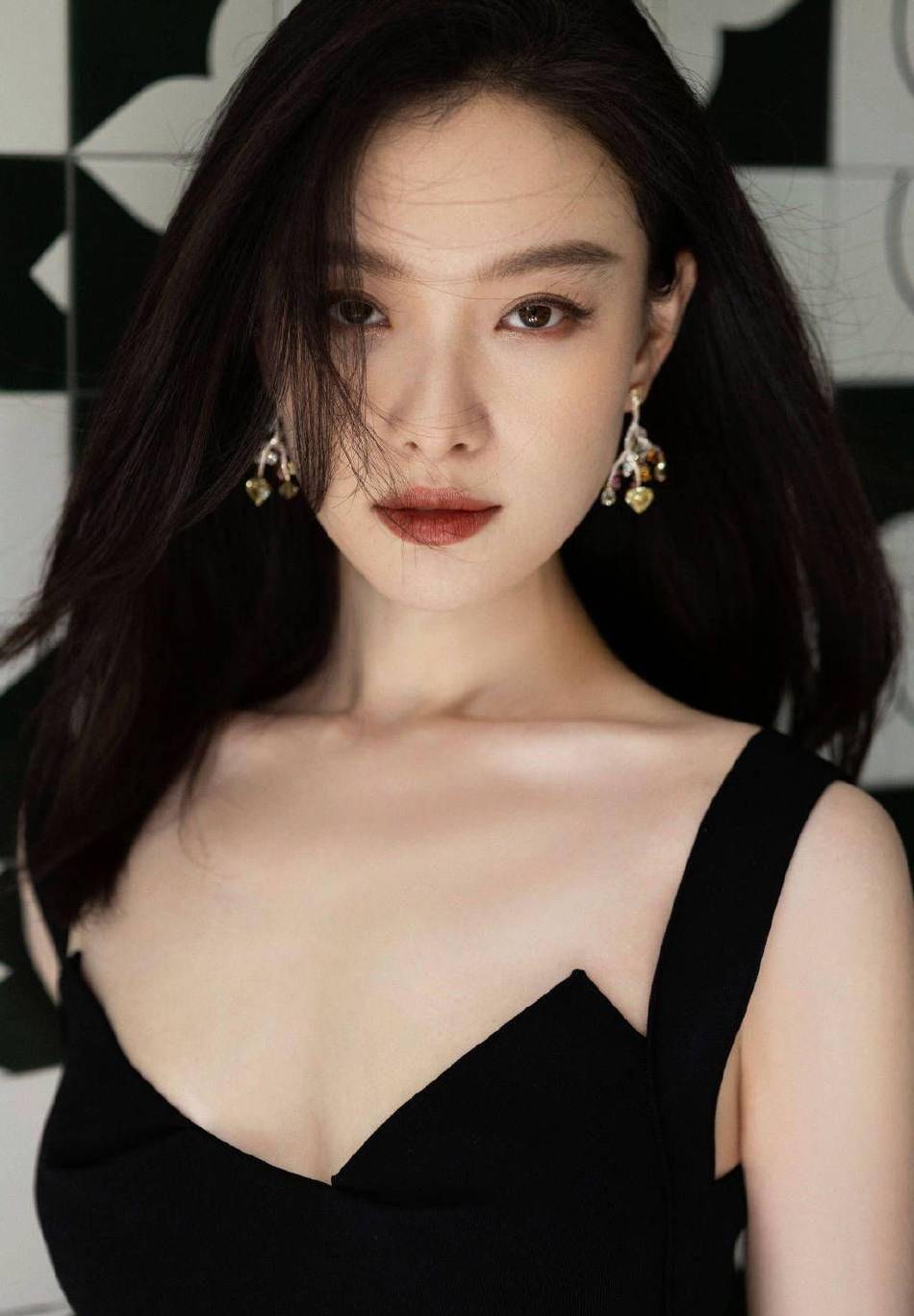 倪妮黑色鱼尾裙秀事业!雪肌玉骨,魔鬼身材,时尚火辣_好身材_衣服_优点