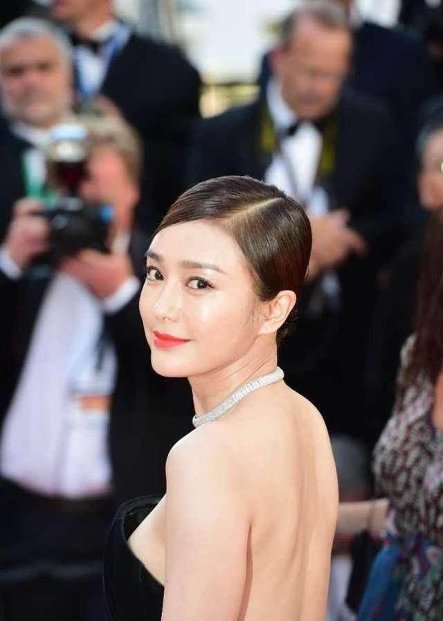 然而再看这张图,不知道是不是工作人员的失误,秦岚脖子那里空了一块