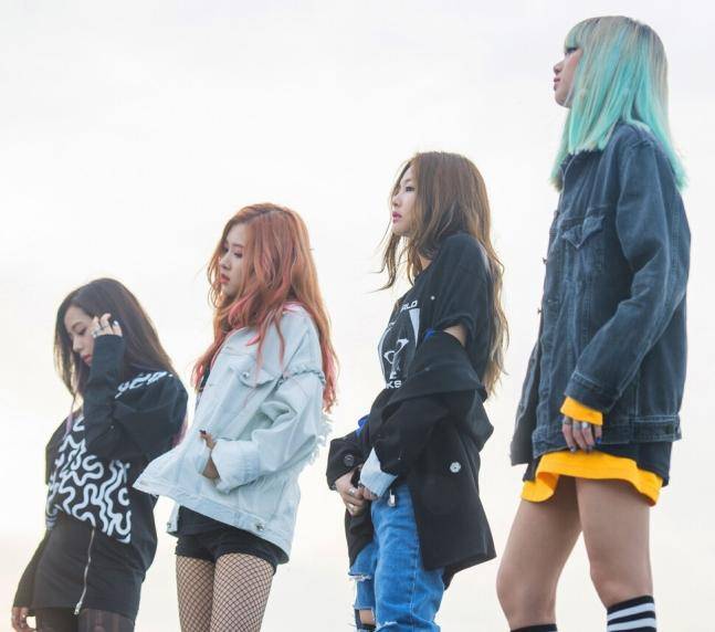 首先,本月初的时候blackpink也正式加入虚拟社区平台
