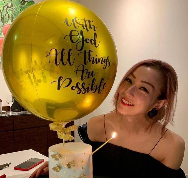 郑秀文提前过生日,47岁依然美丽年轻,杜琪峰低调现身成亮点_朋友_演唱