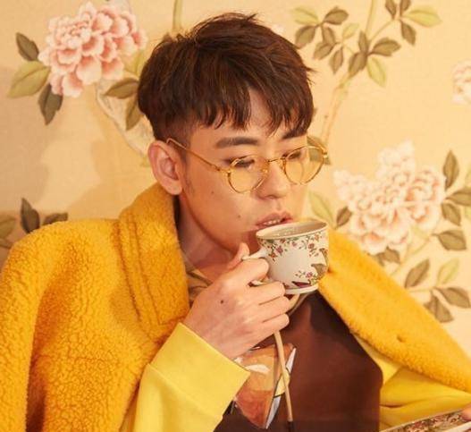 张云雷一曲《毓贞》唱尽绝代风华,费玉清称其为"当红炸子鸡"_徐小凤