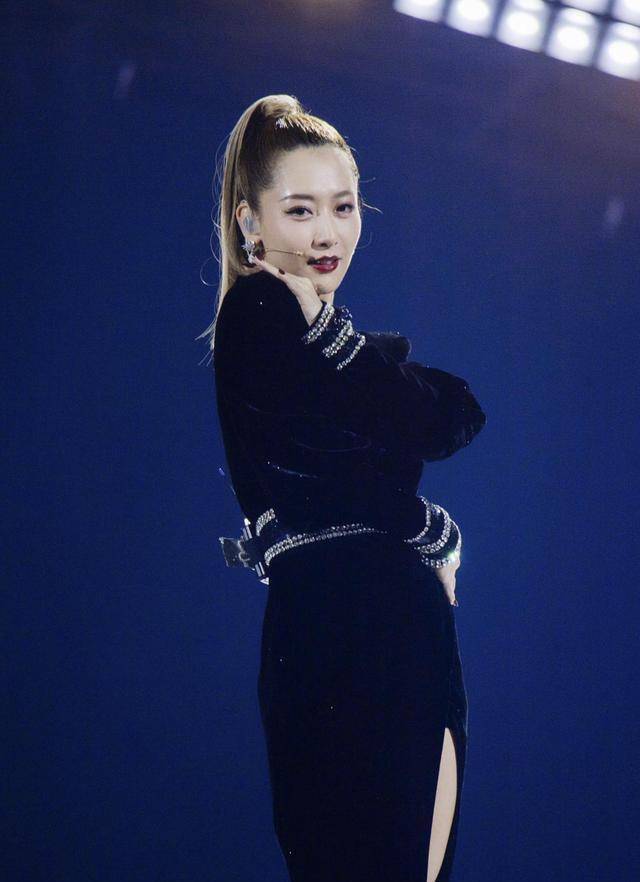 一件礼服让她被嘲咖位小,曾被公司力捧的白冰,不能穿高定?