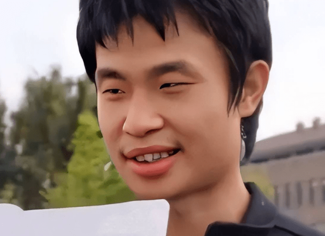 曝北大"韦神"将结婚,贷款买房,生活拮据穿鸳鸯鞋,月消费300_韦东奕