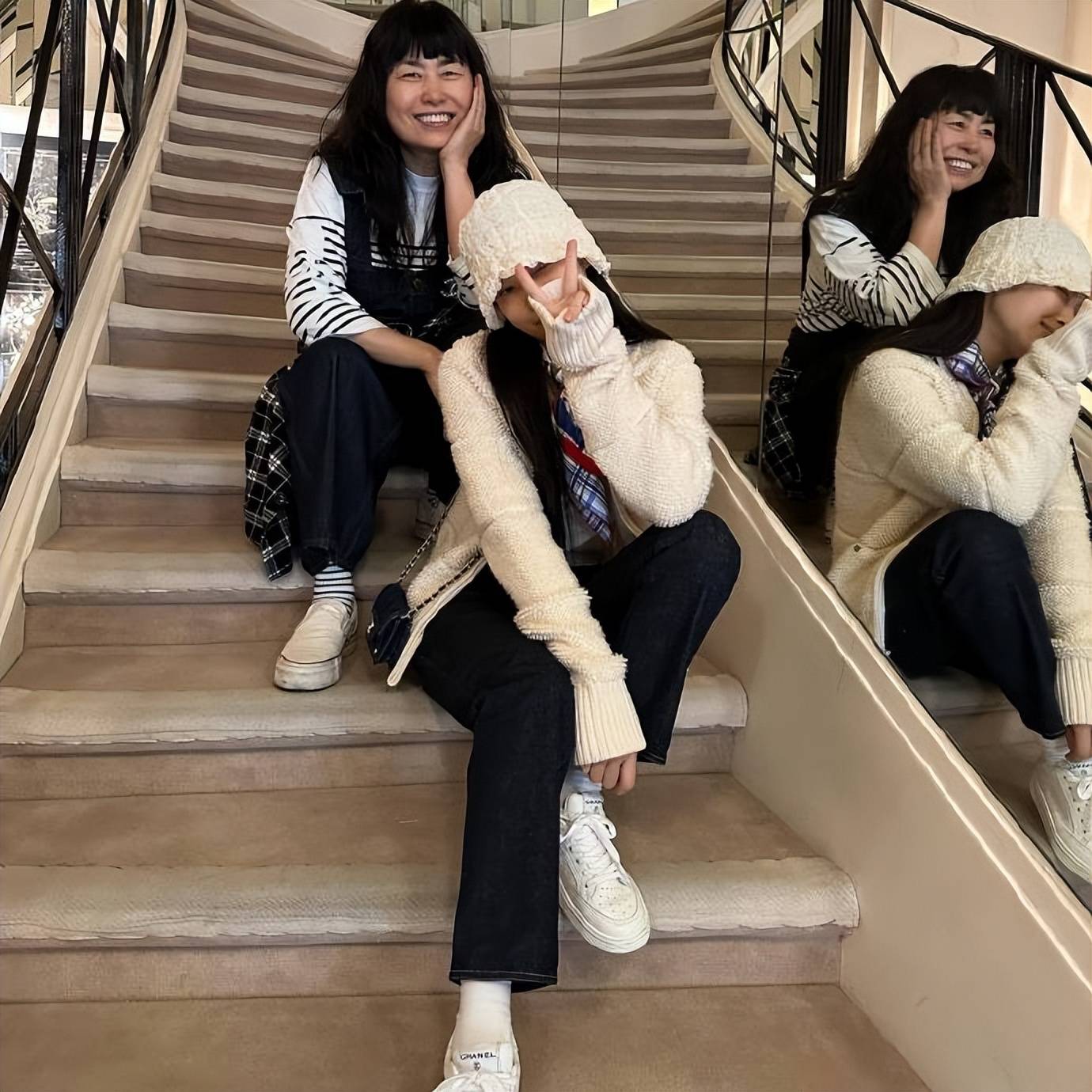 在此过程中,她还展示了一款带有泰迪熊头像的手袋,jennie同时拎着奢侈