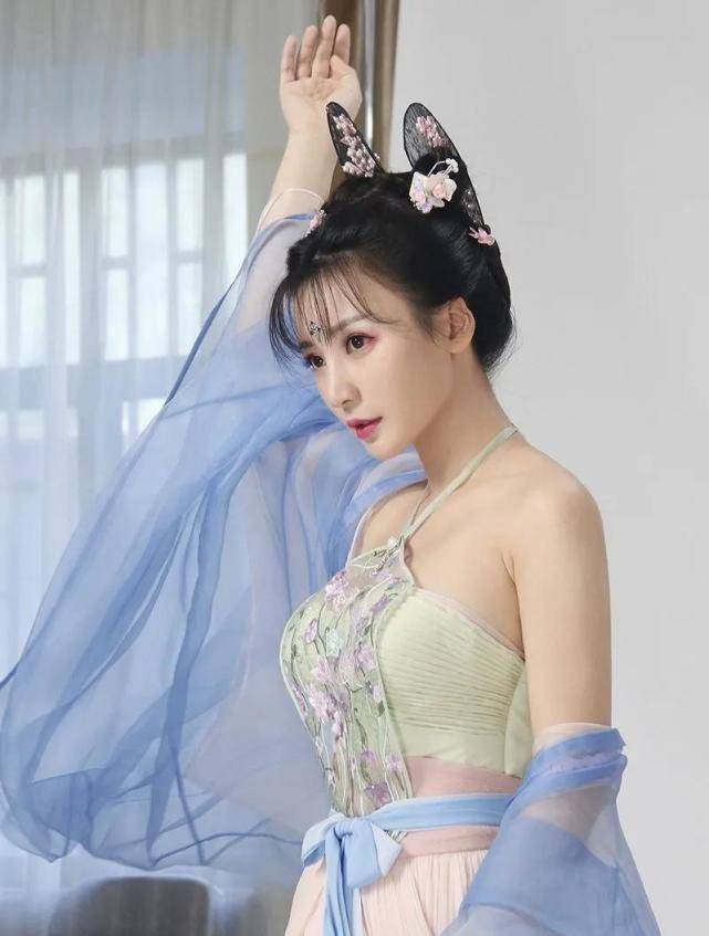 性感女神柳岩,时隔多年再度担任内衣代言人,大秀性感身材!