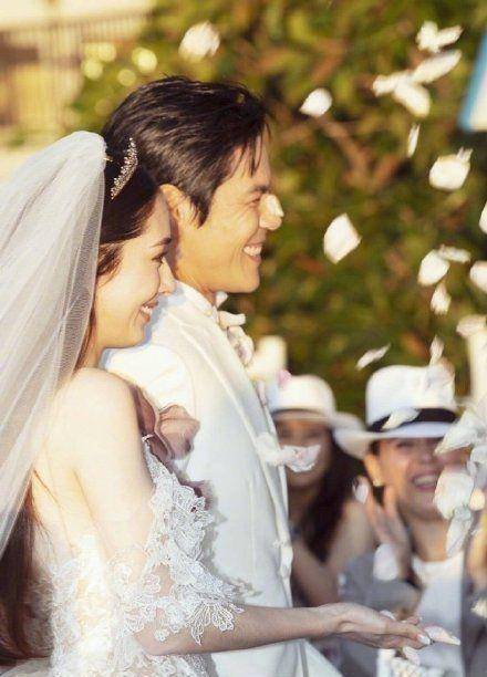 向太晒出向佐郭碧婷婚礼照,萧敬腾为他们献唱,两人相当甜蜜幸福