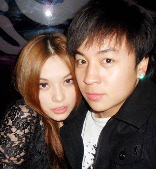 释小龙深夜豪车美女相伴,曾唯一公开承认过的女友,如今已2婚3娃