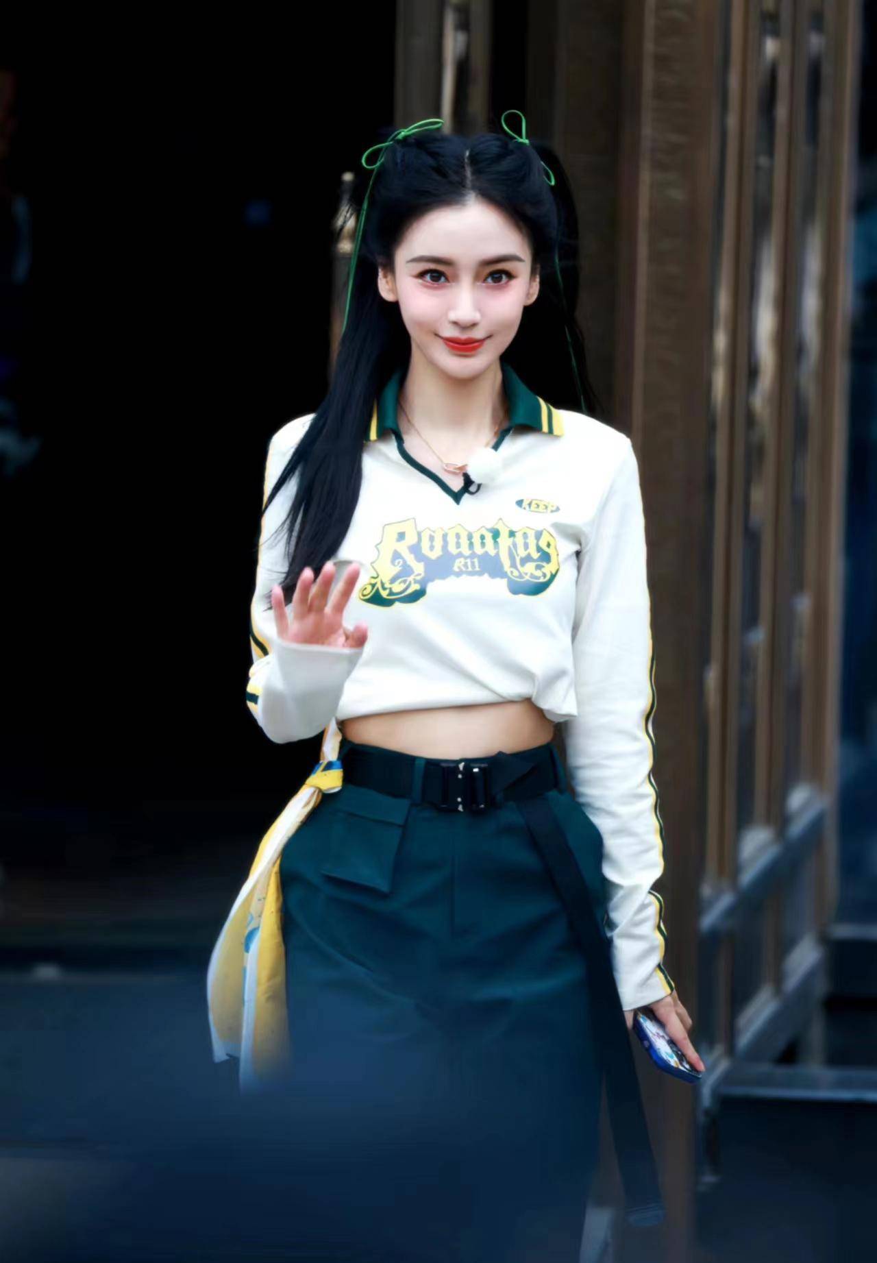 杨颖《奔跑吧》去路透社上班,背心工装裤,甜美又酷!