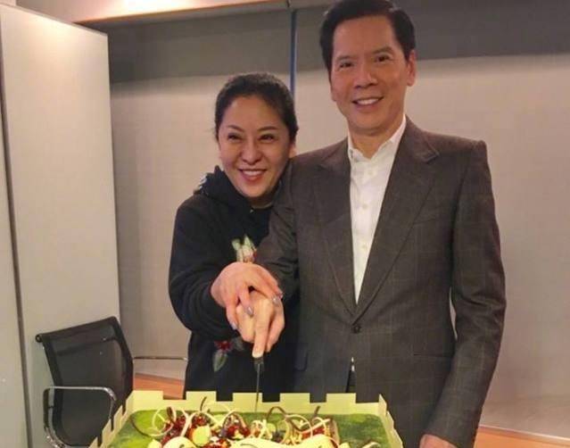 向华强庆祝69岁生日,向太陈岚一个小动作暴露了内心!