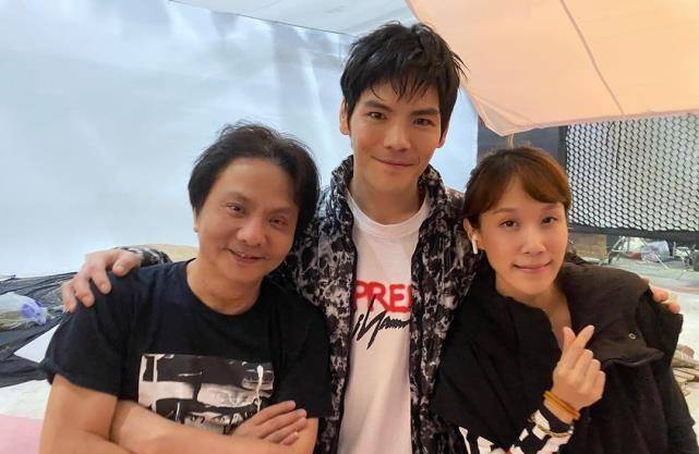 向佐和父母现身萧敬腾日料店,向太精神矍铄,独留郭美女照顾女儿