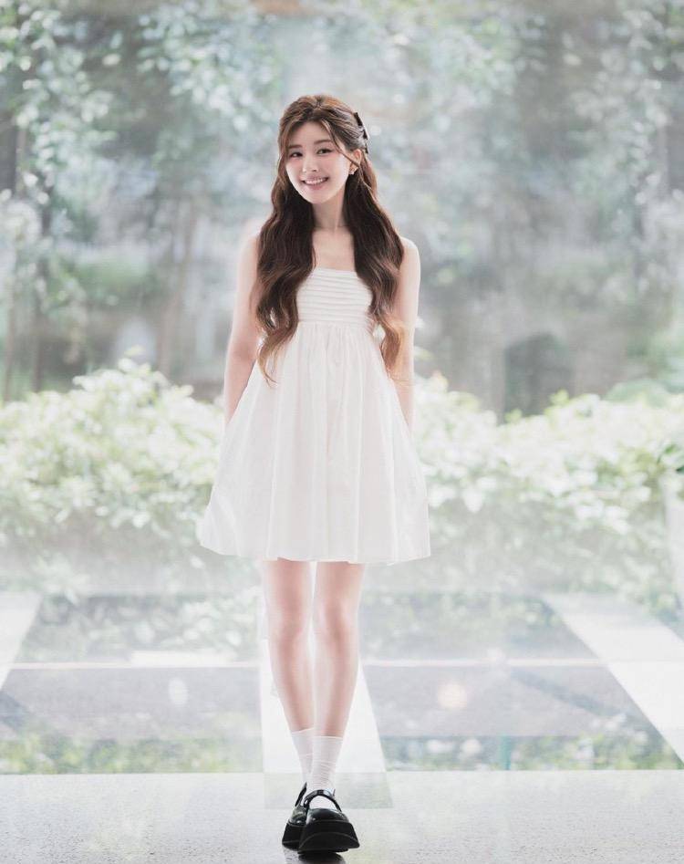 赵露思白色裤袜裙秀出修长双腿_照片_魅力_形象