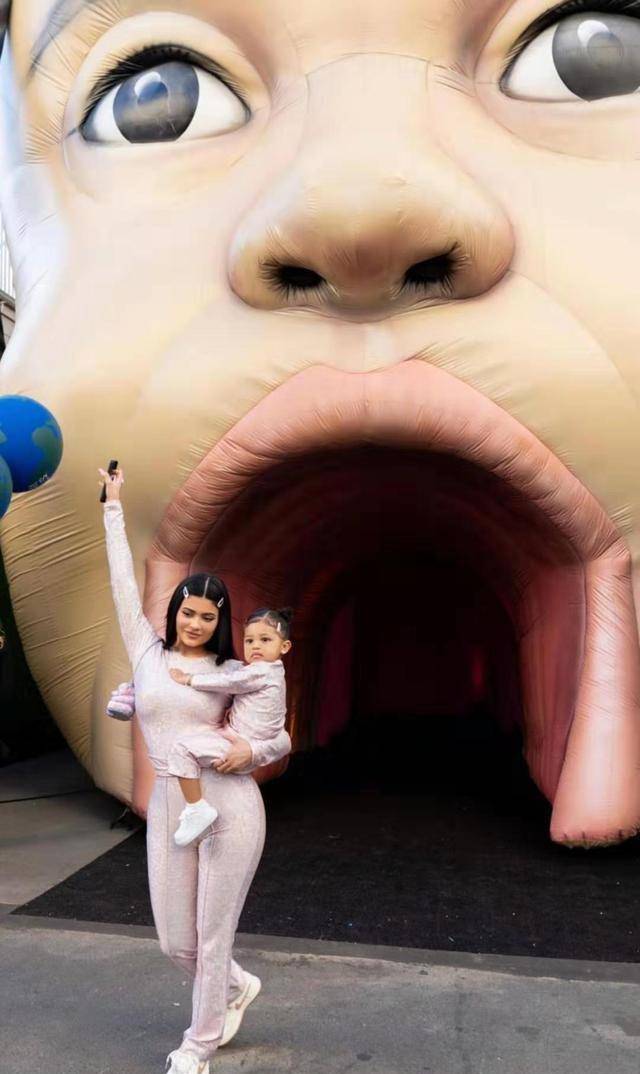 花费303万台币,游乐园的入口是以女儿的头像为原型设计的充气大头娃娃