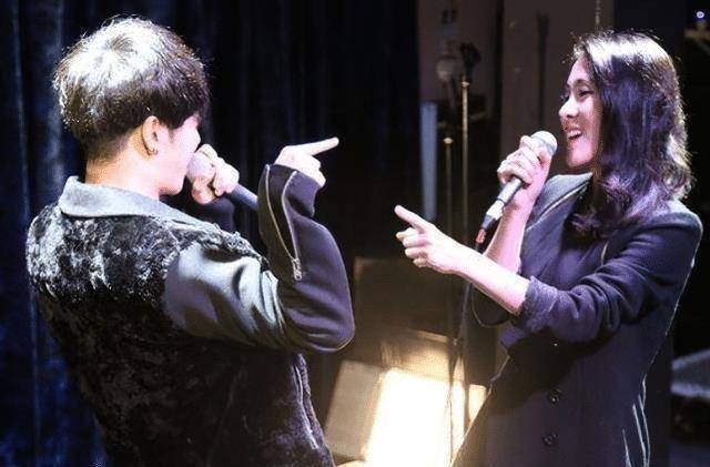 让人感觉很不真实,毕竟在娱乐圈里面像他俩这种不领结婚证,就生孩子的