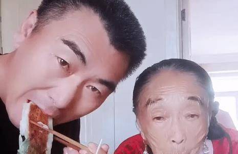 玉成和新欢出去玩,却让85岁的玉琴在家洗衣服,网友:养了个儿子_李玉成