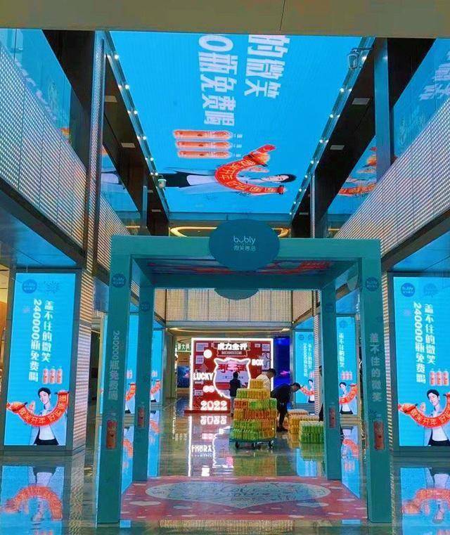 "虽然今天小新等了个寂寞,但是有肖战和他的海报安慰,非常知足了!