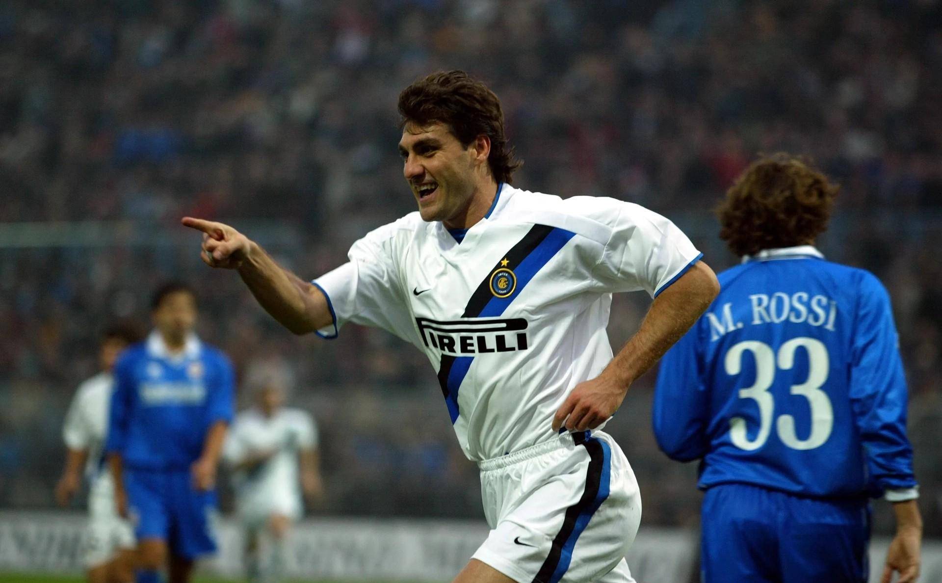 维埃里职业生涯中,1999年他以5000万美元的身价转会至意甲国际米兰