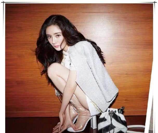 杨幂咋想的?把透明"保鲜膜"当鞋子穿?网友:浓浓的臭脚丫味!