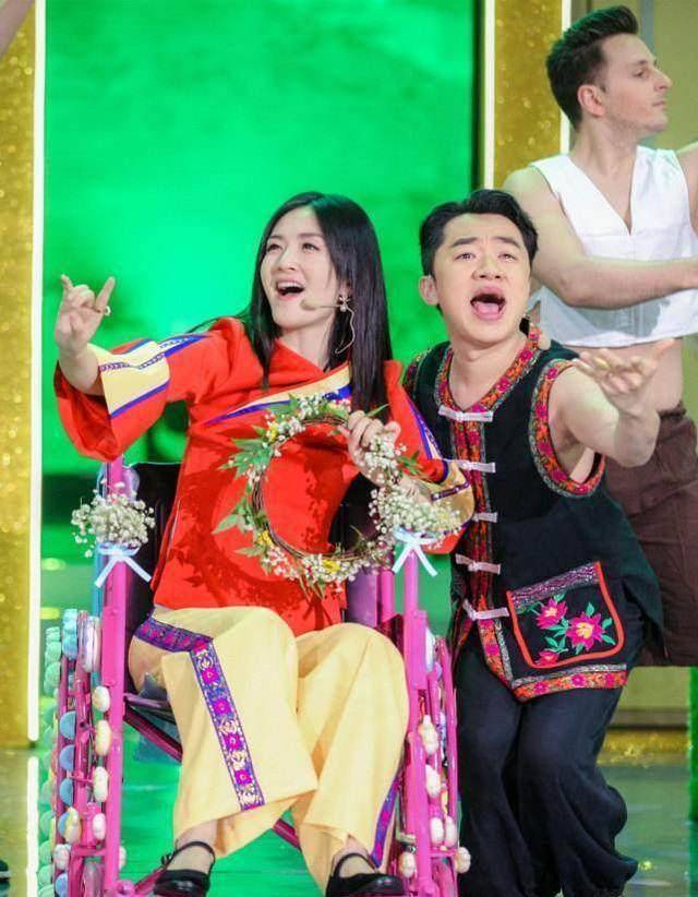 谢娜离开《快乐大本营》的前几期节目就是坐着轮椅主持的.