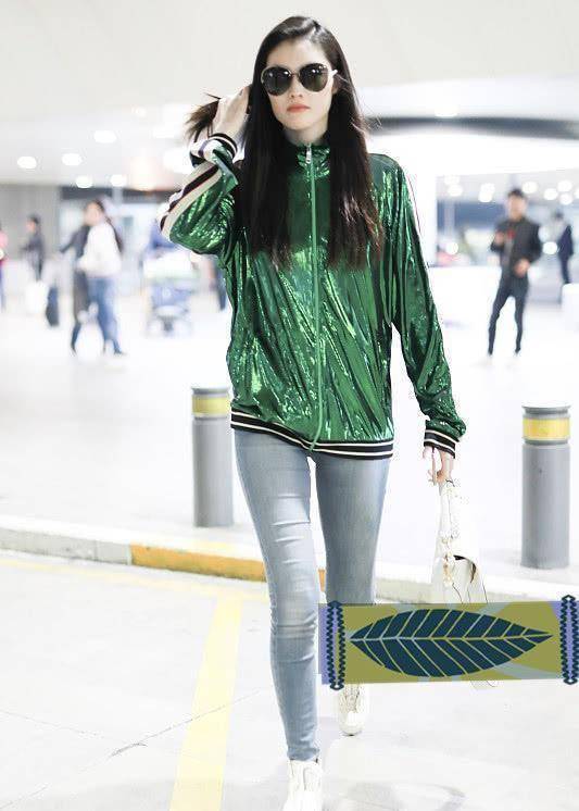 运动衣又开始流行,何穗穿了件反光运动上衣,搭铅笔裤可潮了!