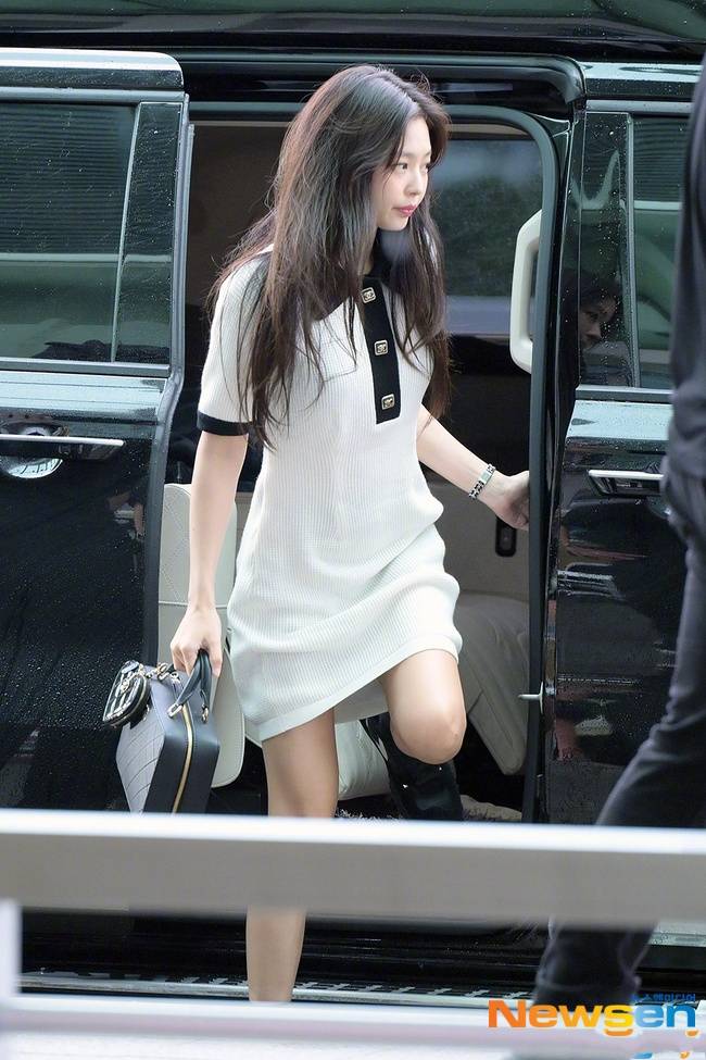 blackpink成员jennie现身机场,穿黑白polo裙甜美可爱!