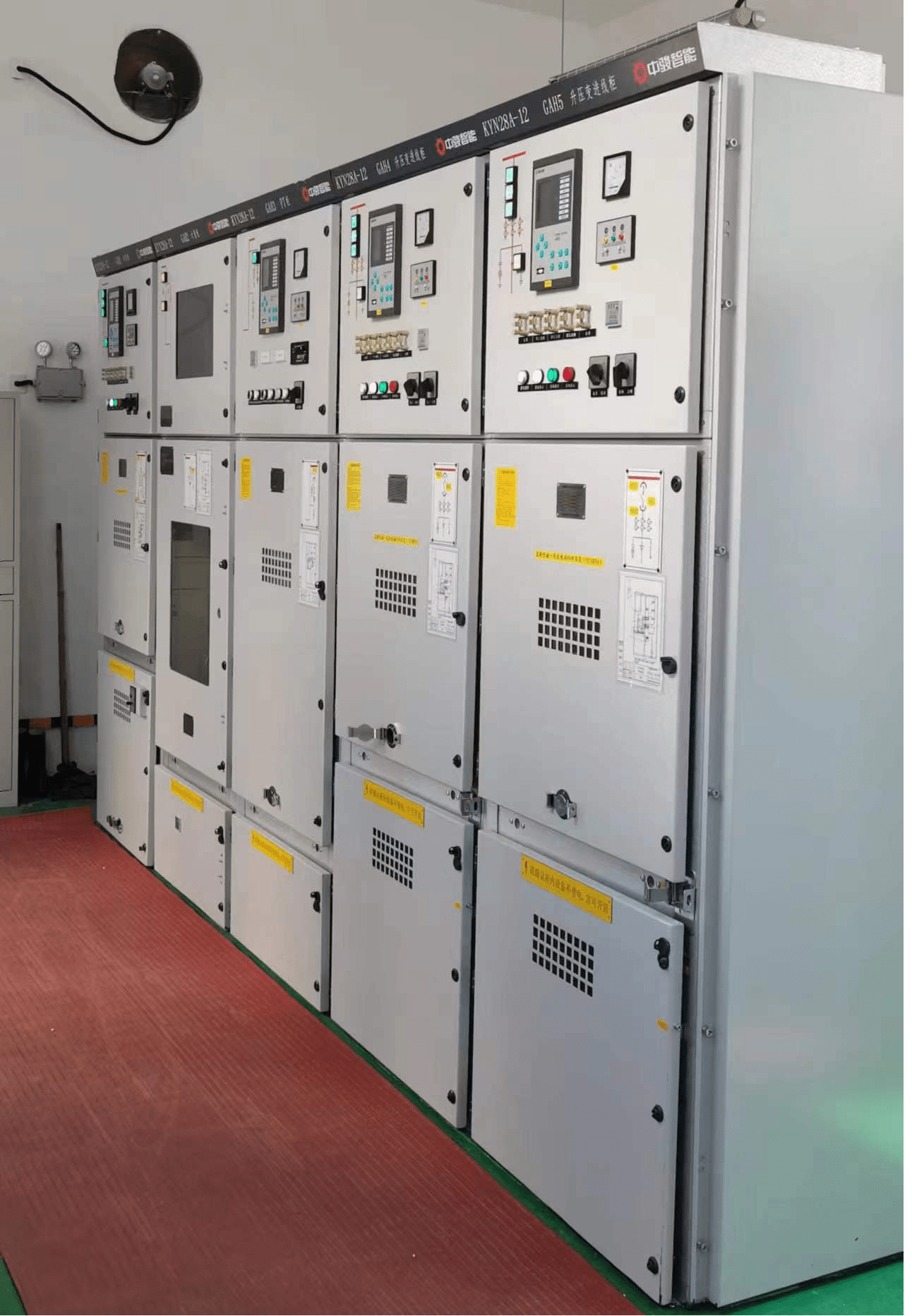 图6 3#光伏电站屏柜布置图图7 3#光伏电站监控主机与远动通讯屏柜布置