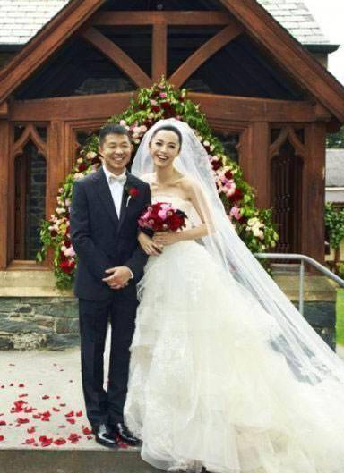 姚晨机场近照无影后风范,戴口罩难掩疲惫神态,同行儿子却成焦点