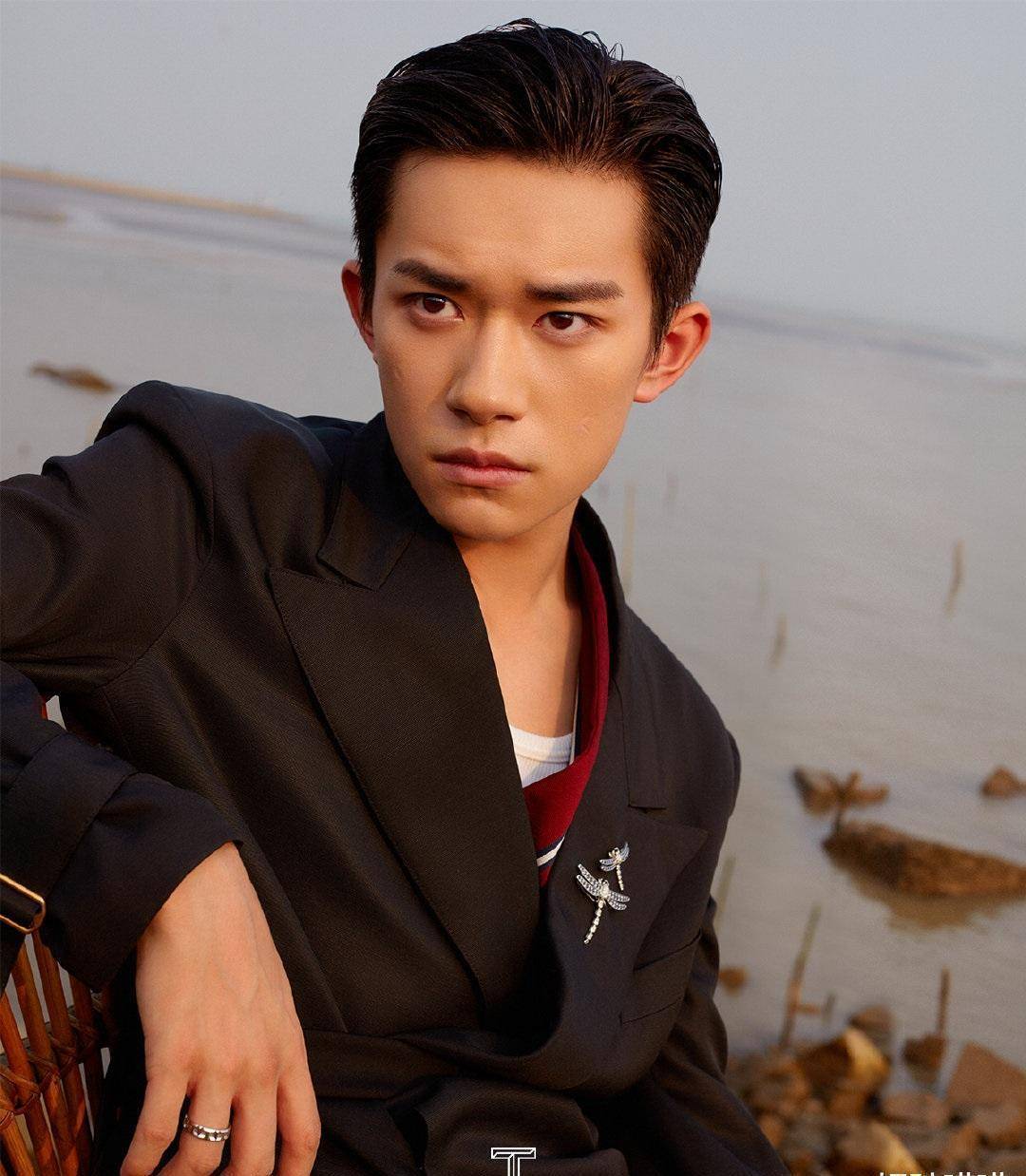 烊千玺点评前组合队长,听到他的经历后沉默,谁注意到他的称呼_段旭宇