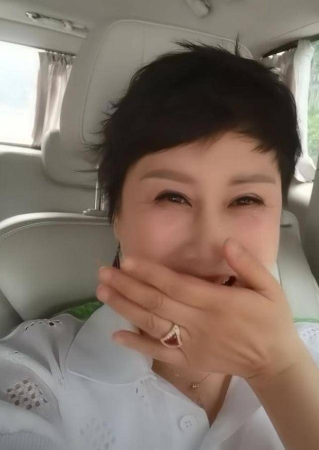 张凯丽58岁戴豪华首饰,晒近照风采依旧,嫁豪门老公很幸福!