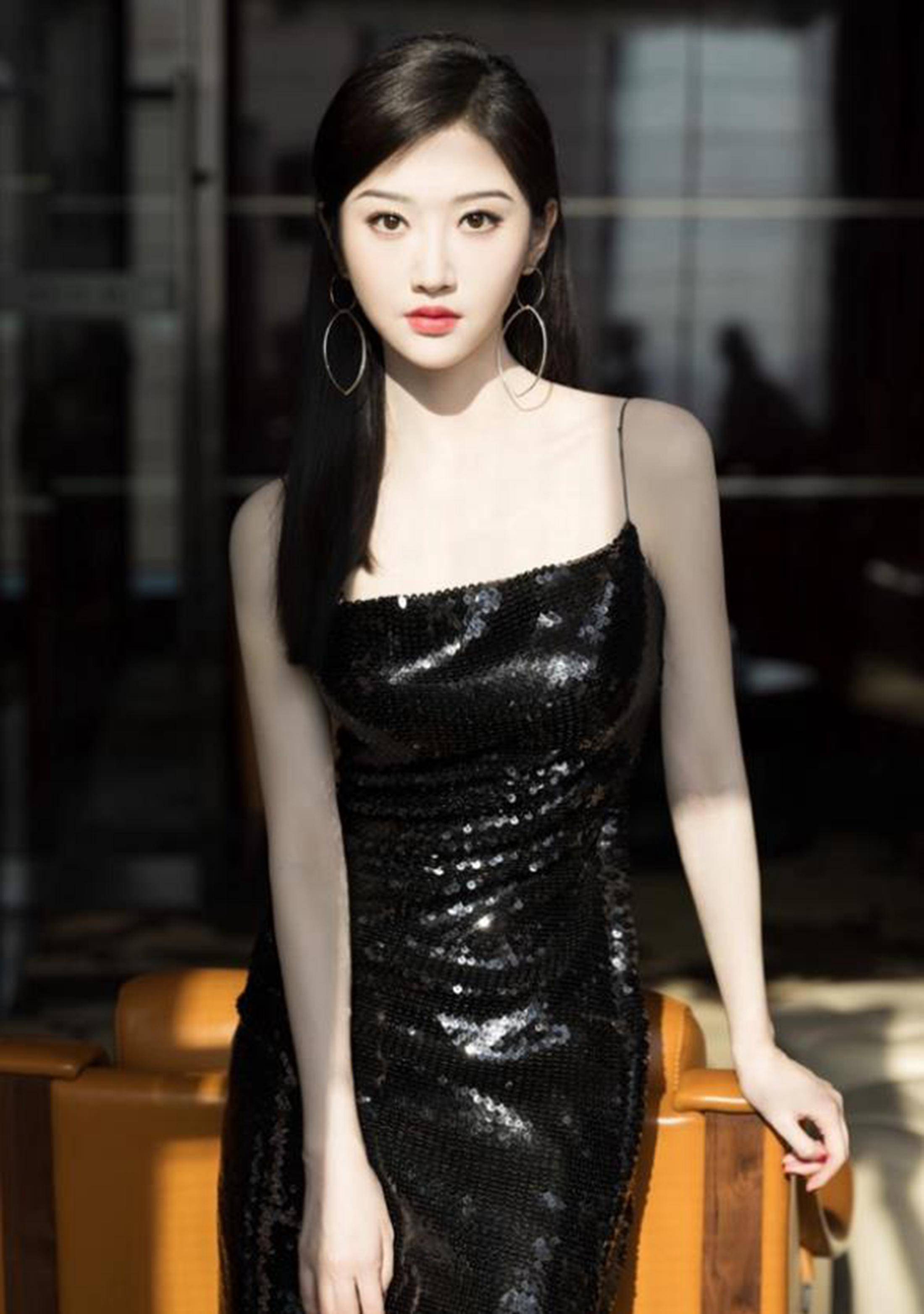 景甜又"辣"了,穿黑色吊带裙造型专属,尽显时尚感_魅力_细节_女神