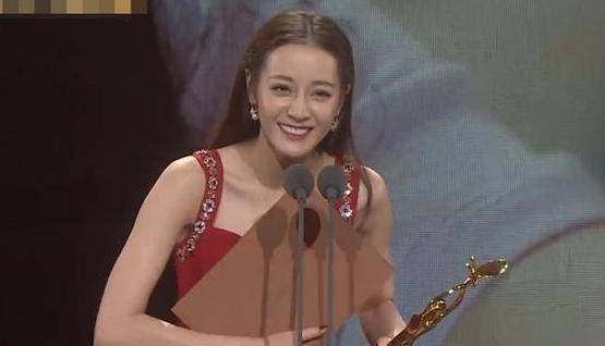 杨紫不参加金鹰节一身轻松!