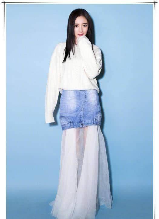 杨幂咋想的?把透明"保鲜膜"当鞋子穿?网友:浓浓的臭脚丫味!