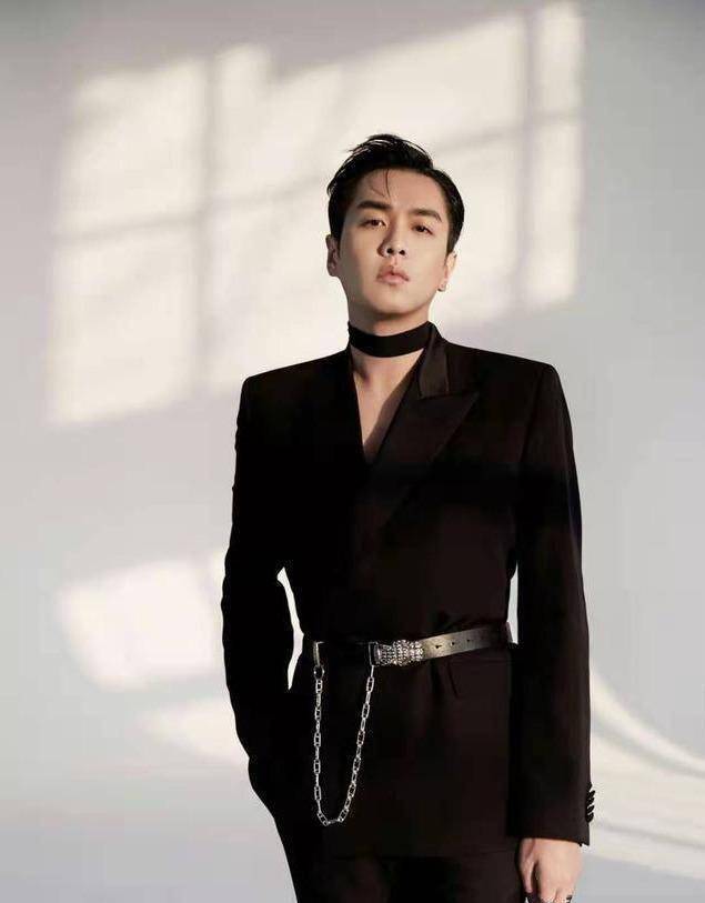 张若昀不愧是"百变范闲",蘑菇头夸张与众不同,阿童木童趣十足_时尚