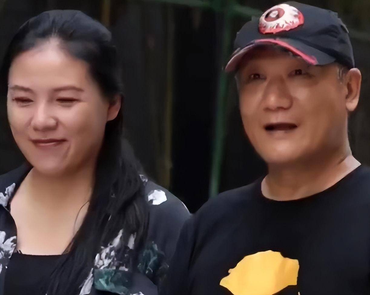 谢东60岁生子,面对网友讽刺,小22岁的妻子直接回怼!_儿子_社交_老公
