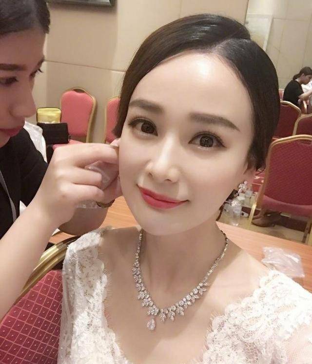 杨幂曾用替身卓亨瑜美翻了,如今即便蹭杨幂热度也难火起来