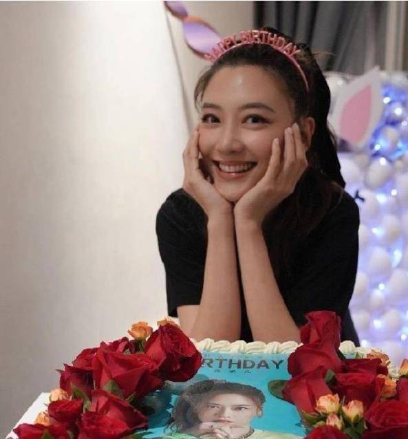 从图中可以看出应采儿生日庆祝会的环境很温馨.