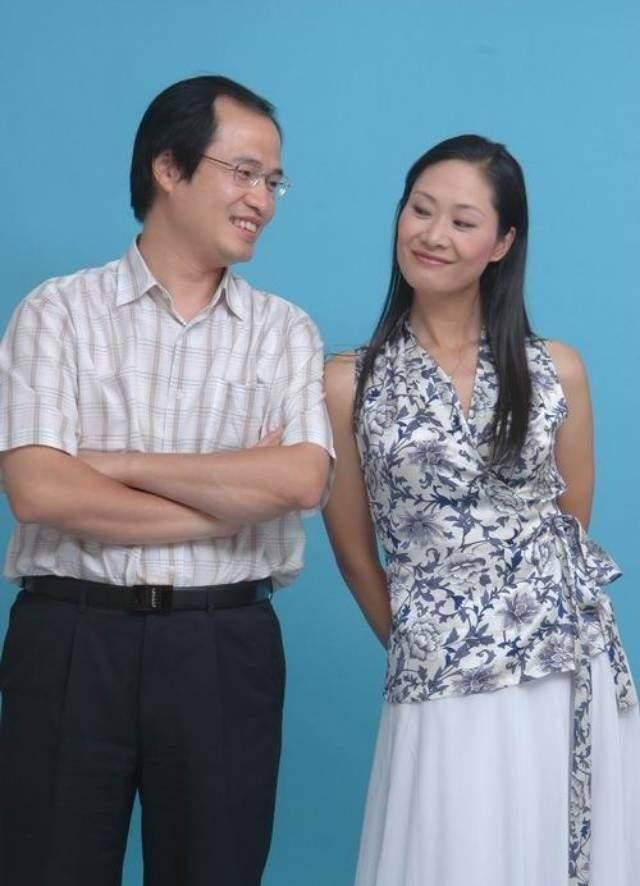 于文华24岁女儿近照,颜值出众笑容像李凡,继父李年待其似亲生_李思妤