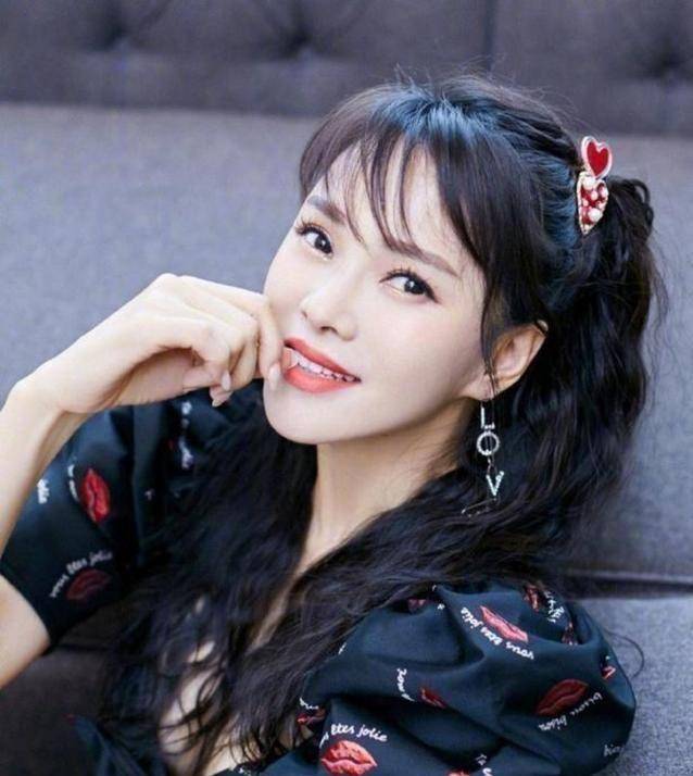 庾澄庆现任妻子张嘉欣,高材生毕业选择当主播,三姐妹都是美女_伊能静