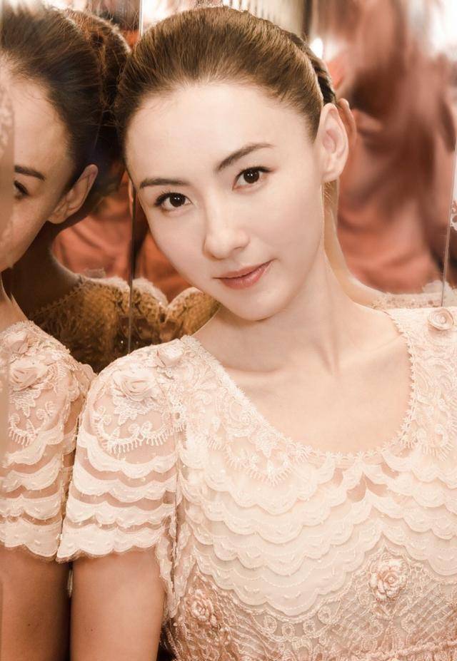 并且新闻媒体还瘋狂地深扒张柏芝第三个孩子的亲生父亲到底到底是谁?