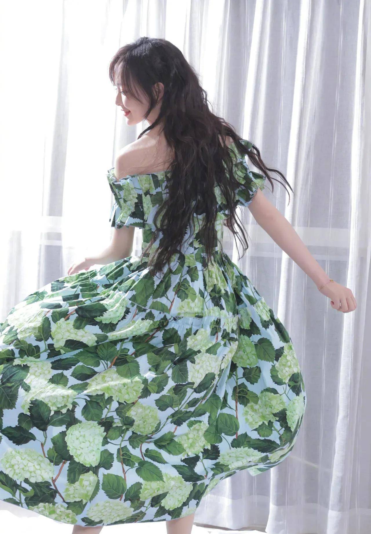 唐嫣的绿色小露肩碎花长裙,美感十足,甜美又少女感_连衣裙_花裙_颜色
