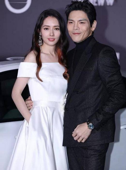 向佐太接地气了,一身运动装走机场,178愣是穿成158既视感!