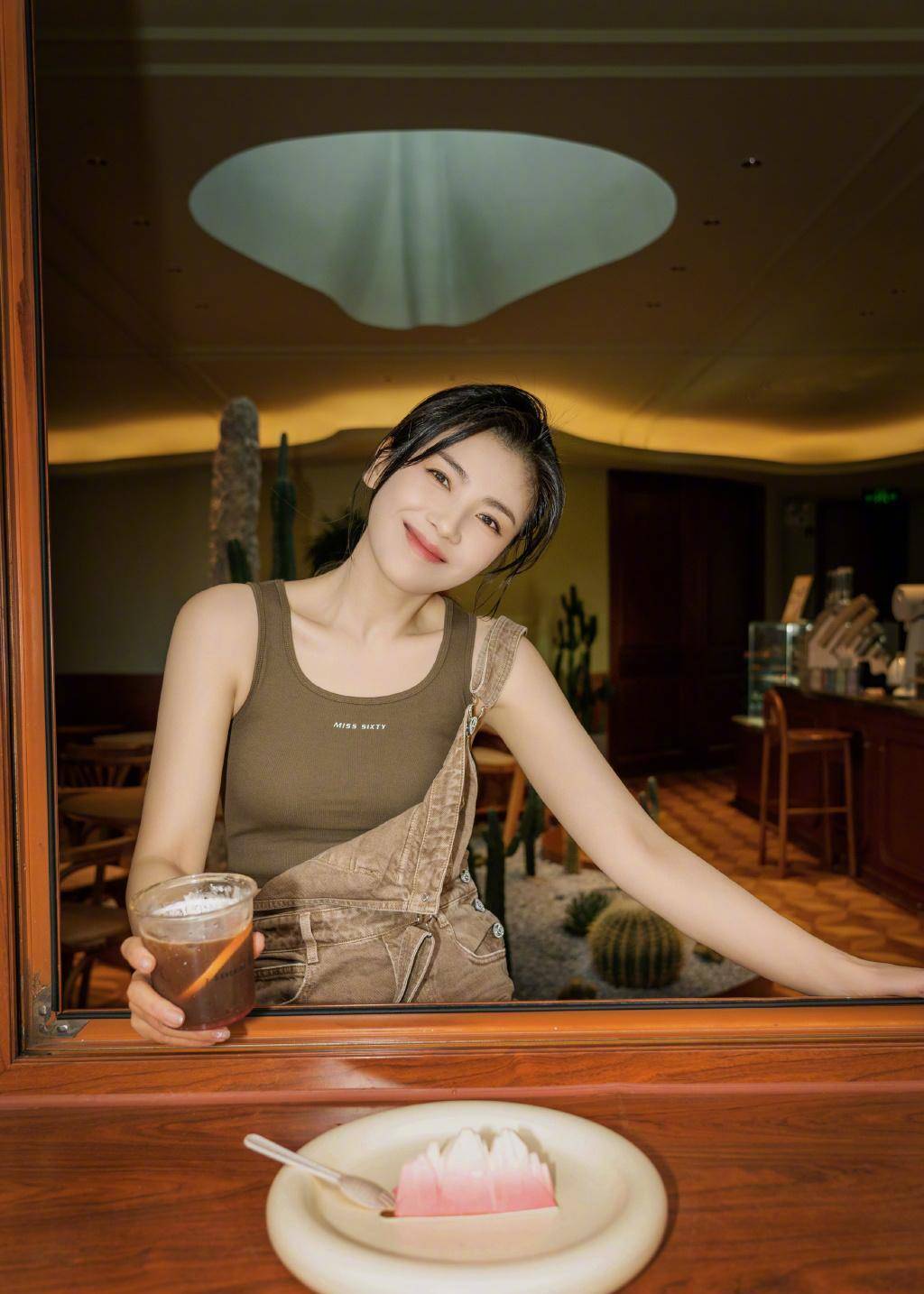 刘涛气质无敌了,穿棕色背带裤配无袖t恤a爆,臀腰比1美出新高度_运动