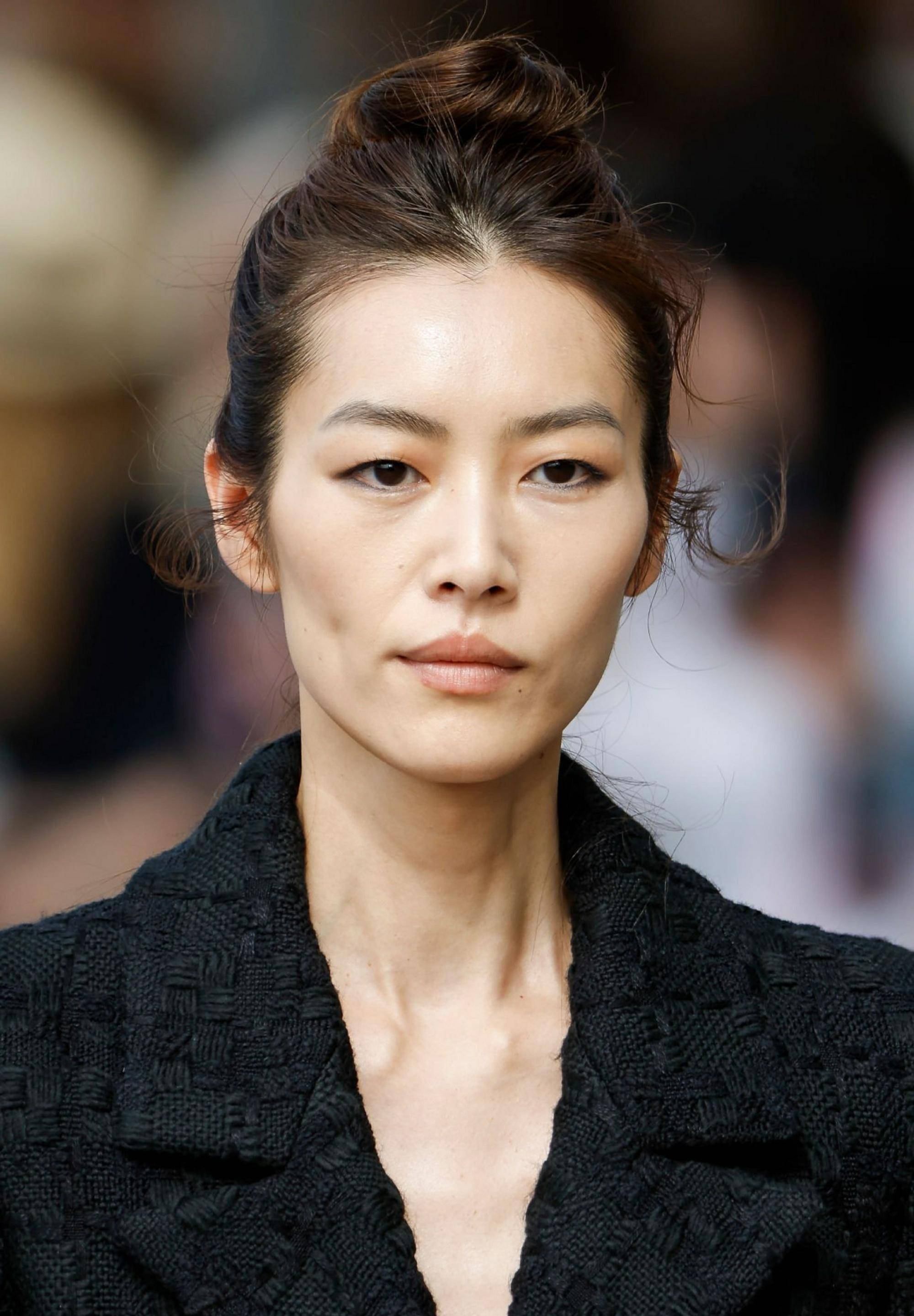 刘雯巴黎走秀瘦得离谱,脸颊凹陷,外型阳刚,穿着30斤铁链裙双手超负荷